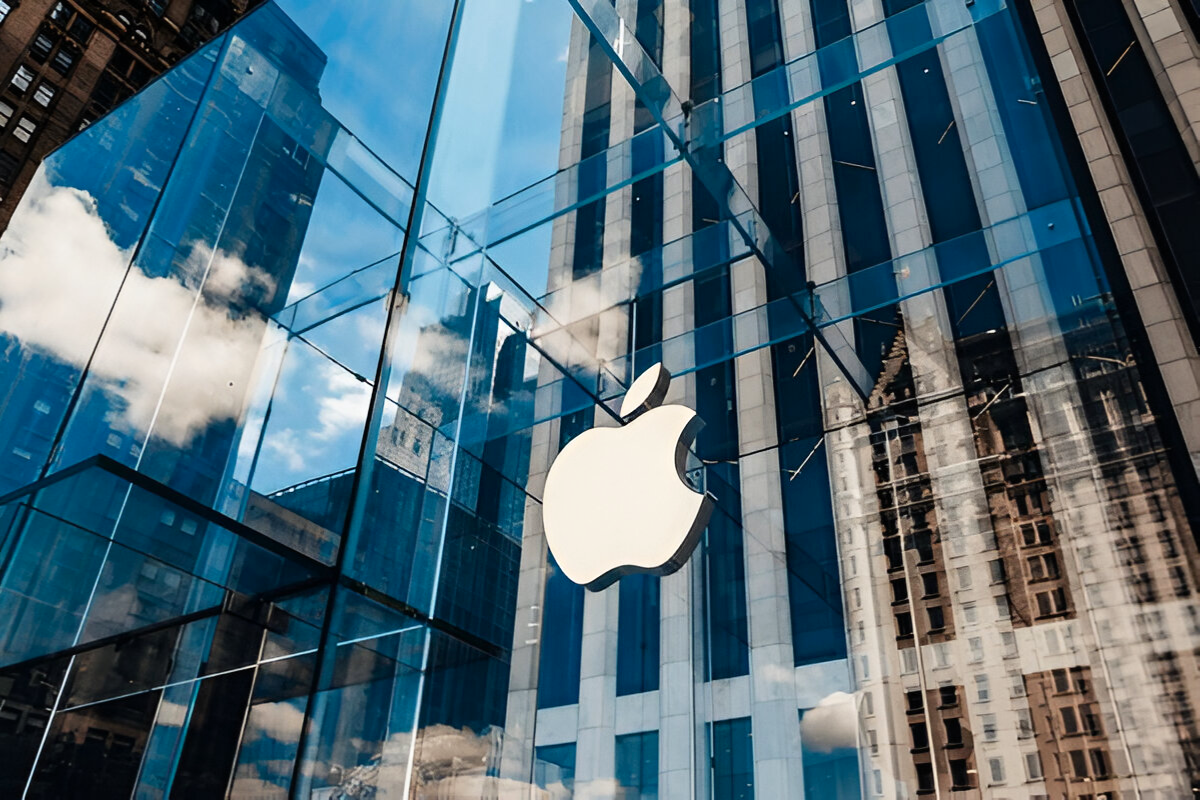 Apple at the Crossroads of Manufacturing as Tariffs Cast a Shadow over the Tech Market