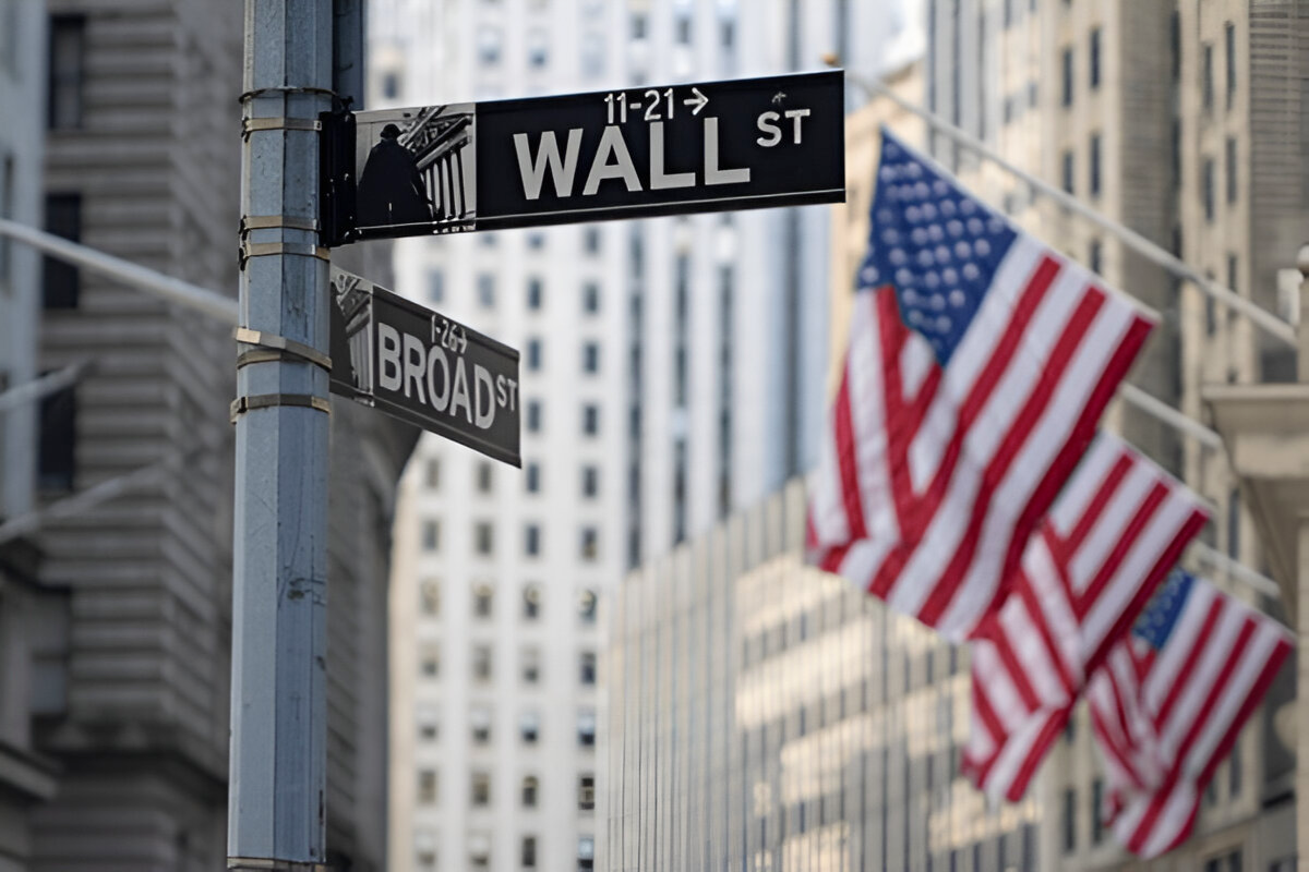 Tariff Shockwaves: Wall Street Braces as Trump Targets Apple and EU Trade